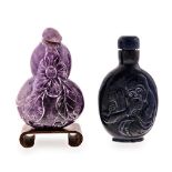 A CHINESE CARVED QUARTZ SNUFF BOTTLE AND STOPPER of varying purple tones, the gourd shaped body