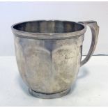 A SILVER MUG, S W SMITH & CO, LONDON, INDECIPHERABLE DATE MARK the circular body applied with a loop