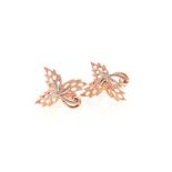 A PAIR OF 14CT GOLD EARRINGS each with plain and textured openwork leaf design, in rose and yellow