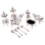 AN EDWARDIAN SILVER CRUET SET, MAPPIN & WEBB, BIRMINGHAM, 1902 comprising: a mustard pot and two