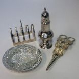 A MISCELLANEOUS COLLECTION OF SILVER ITEMS, VARIOUS MAKERS AND DATES, LONDON, SHEFFIELD AND