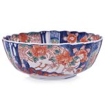 A JAPANESE IMARI BOWL, LATE MEIJI, 1868-1912 the interior and exterior of the fluted body painted