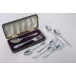 A CASED SET OF SILVER CUTLERY, VINER’S LTD, SHEFFIELD, 1957 comprising: a fork and a spoon, 55g in