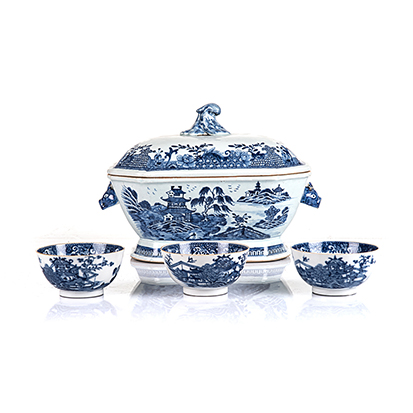 A GROUP OF FOUR CHINESE BLUE AND WHITE WARES, QIANLONG, 1736-1795 comprising: a large tureen and
