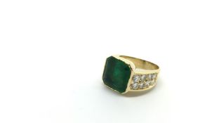 Green soude stone, diamond and gold ring