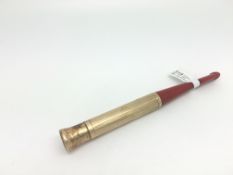 Cheroot holder, red lacquer mouth piece, '14k sleeve' also possibly stamped 'Cartier', 11.5cm
