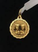 18ct Gold Charm depicting two female faces 4.3g