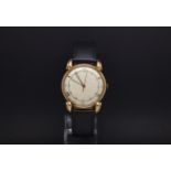 A GENTLEMENS 18ct GOLD MONTRES SINEX WRIST WATCH. Circa 1940s. The dial has a cream patina with a