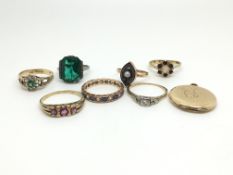 8 pieces of Jewellery including 6 yellow metal rings including a diamond example. Most marked for