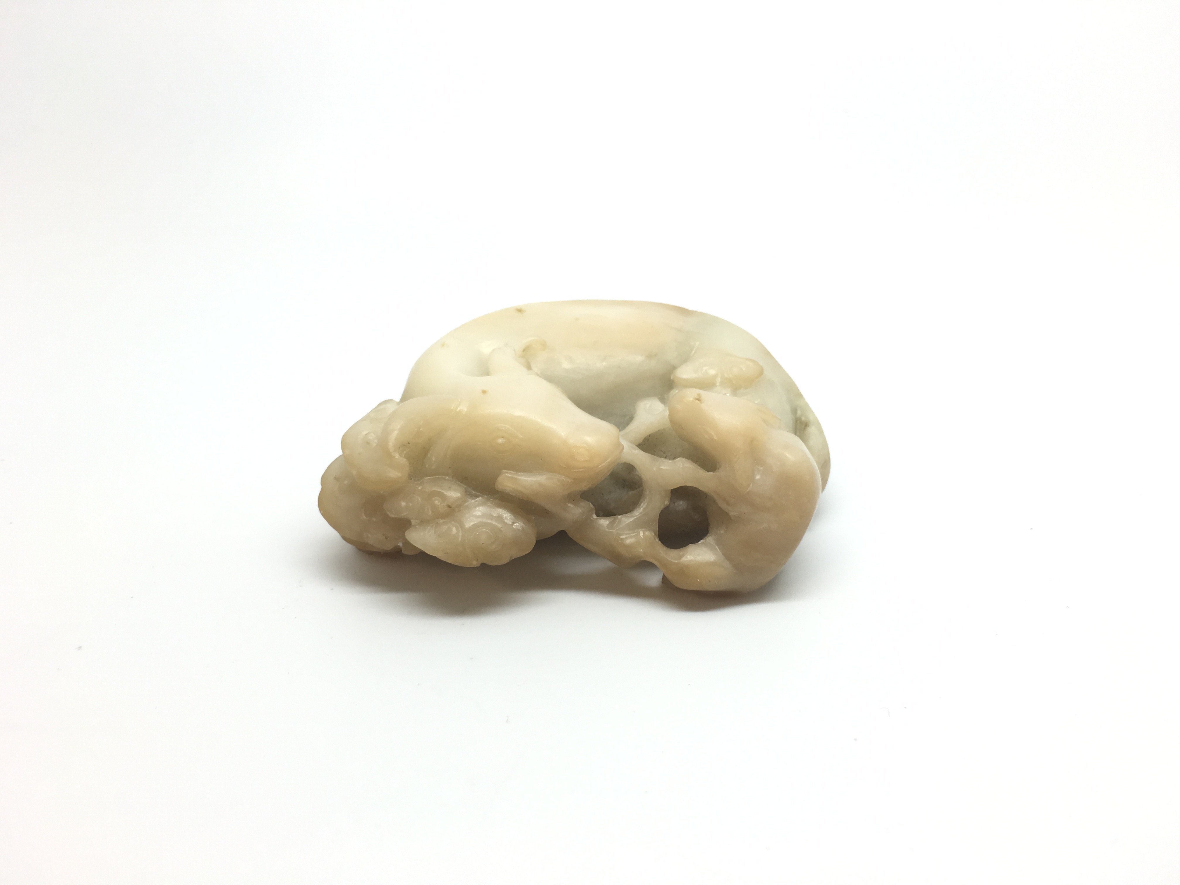 A Circa 18th century Chinese jade carving of a reclining ram, the head turned looking at its lamb - Bild 4 aus 6