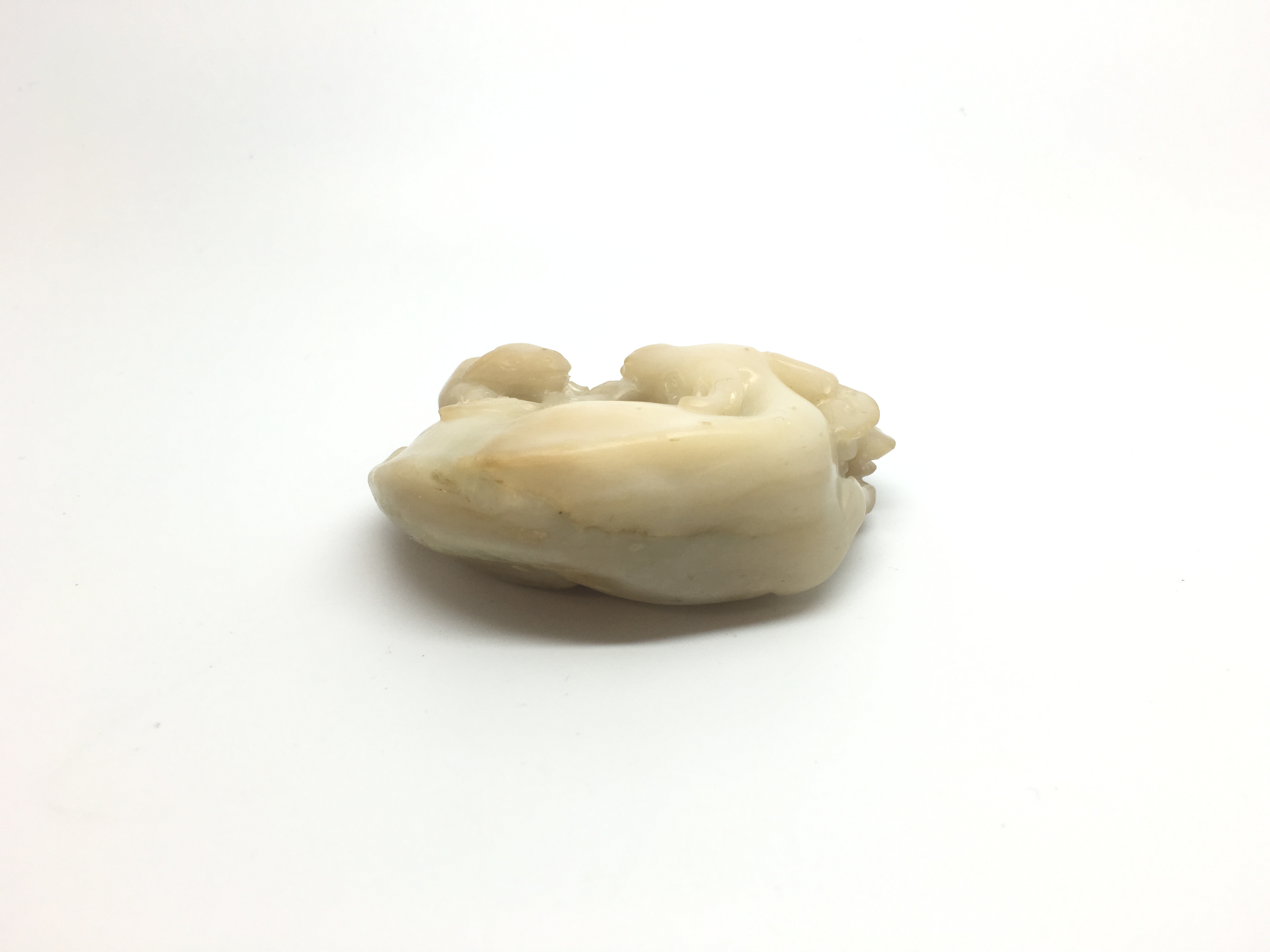 A Circa 18th century Chinese jade carving of a reclining ram, the head turned looking at its lamb - Bild 5 aus 6
