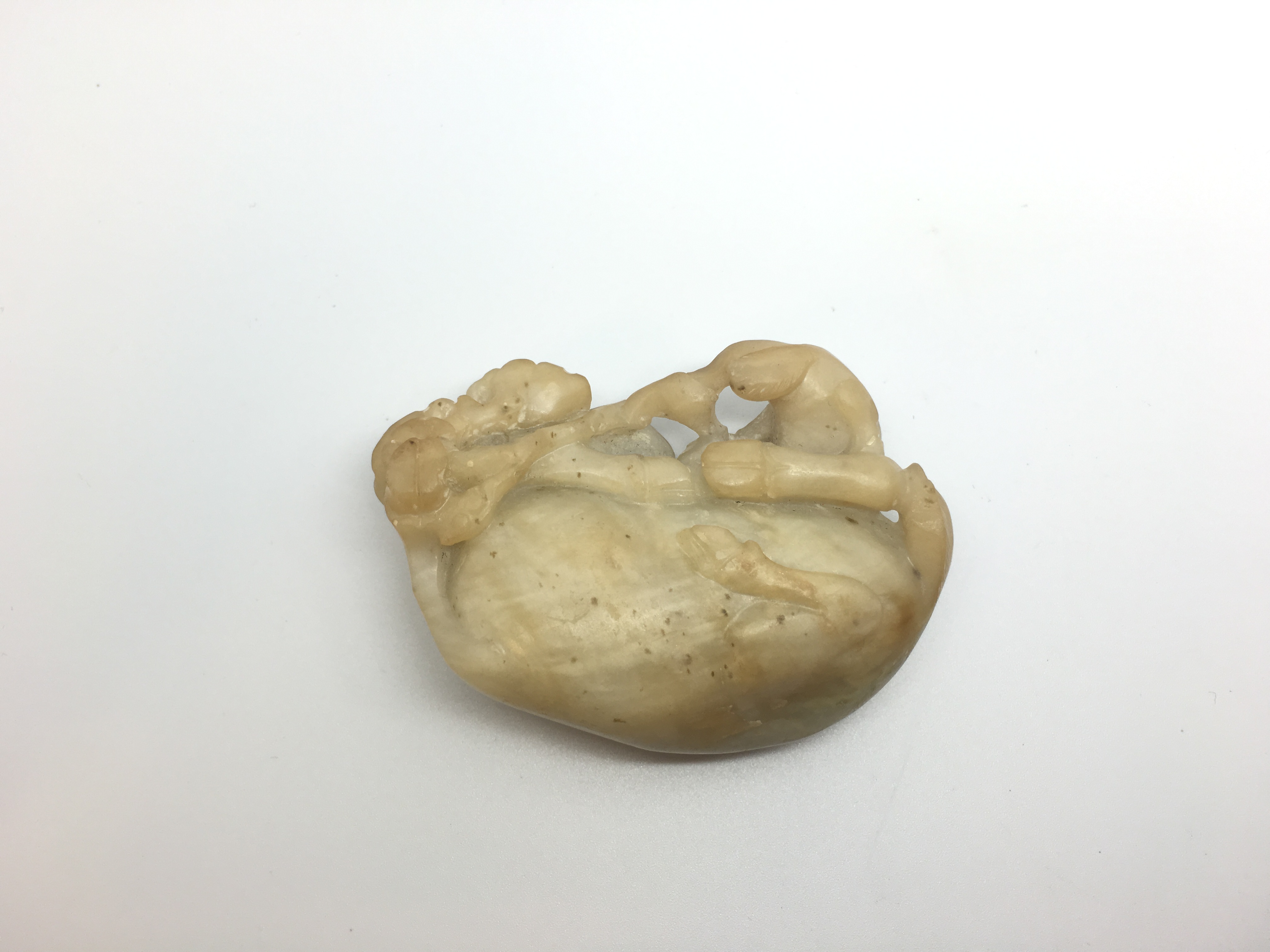 A Circa 18th century Chinese jade carving of a reclining ram, the head turned looking at its lamb - Bild 6 aus 6