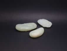 a Chinese curved green jade fruiting pod (1) 5.8cm*3.3cm(2)2 4.6cm*2.8cm(3 ) 5.6cm*2.6cm together