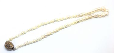 Single row of graduated pearls, 9mm to 4mm pearls, strung with a silver clasp