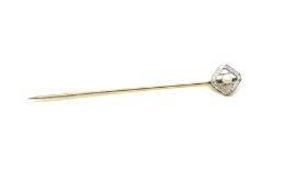 A gold and pearl stick pin. Stamped and tested as 14ct gold. Approximately 1.1g gross weight.