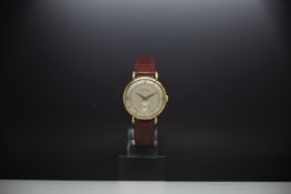 A oversized gentlemans Jaeger Le Coultre 18ct gold Wrist Watch. Cream coloured dial with a
