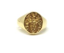 18ct signet ring, engraved with seal crest, hallmarked, ring size H, approximately 11.2g gross