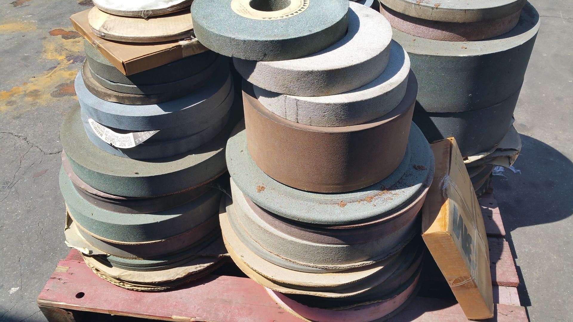 Pallet of Grinding Wheels- Many in new condition - Image 4 of 5