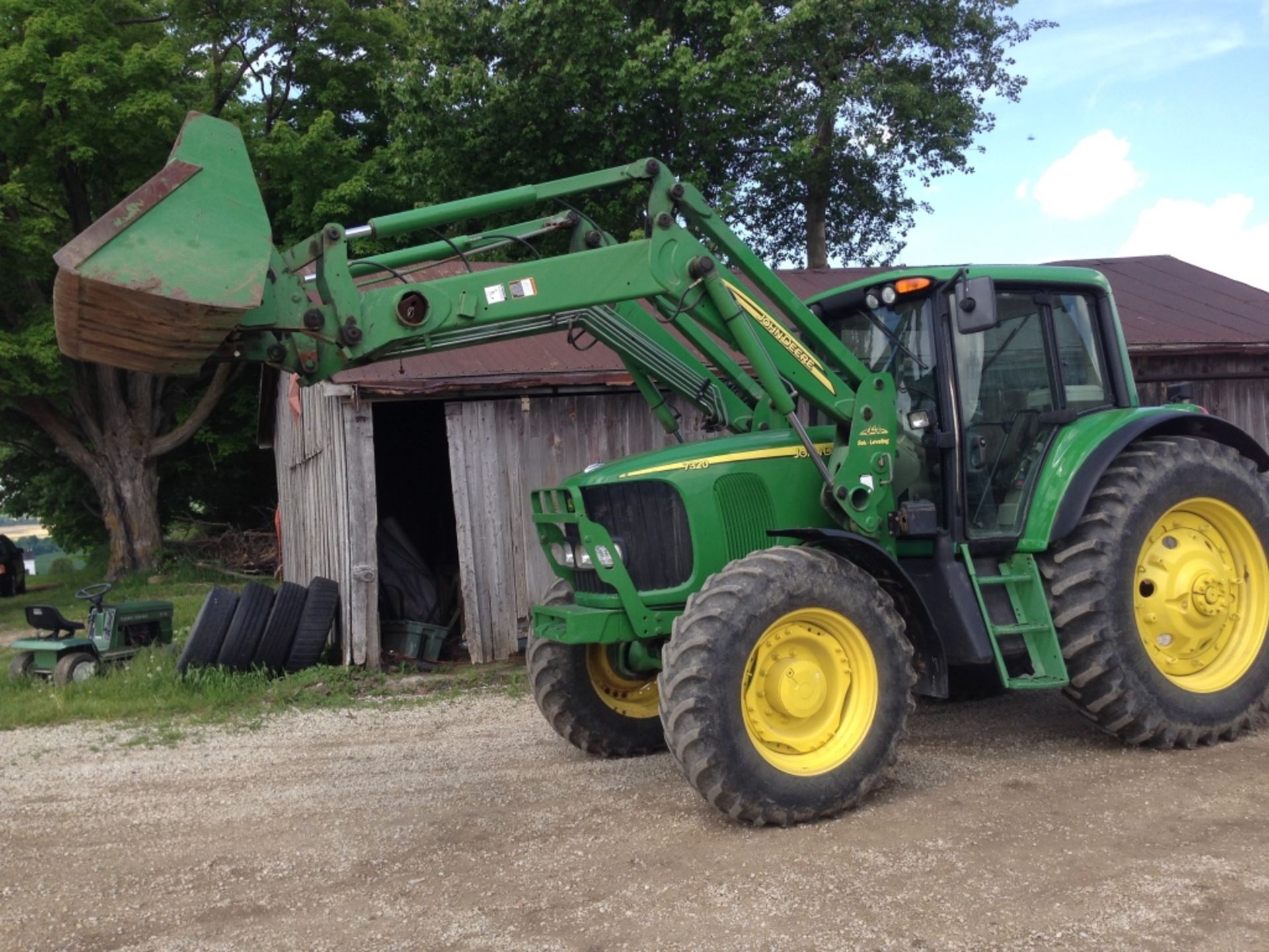 2004 JOHN DEERE 7320 MFWD W/741 S/L LOADER