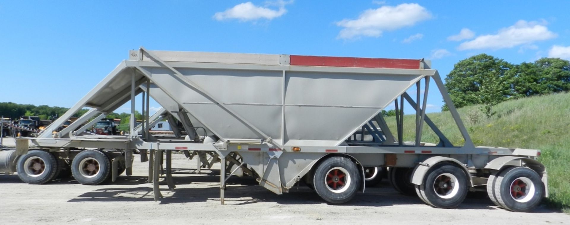 1997 RAGLAN 40' HOPPER TRAILER