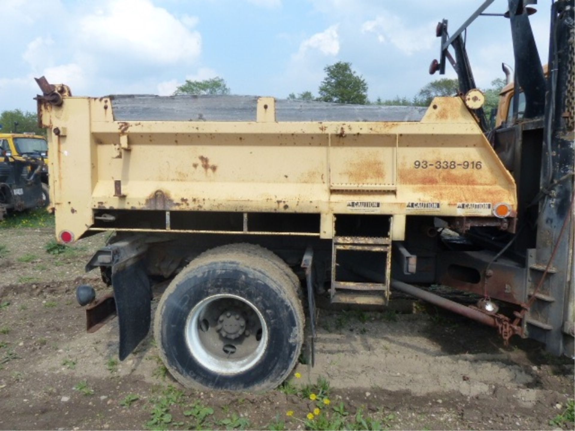 1993 IHC MODEL 2574 SINGLE AXLE SPREADER TRUCK - Image 2 of 19