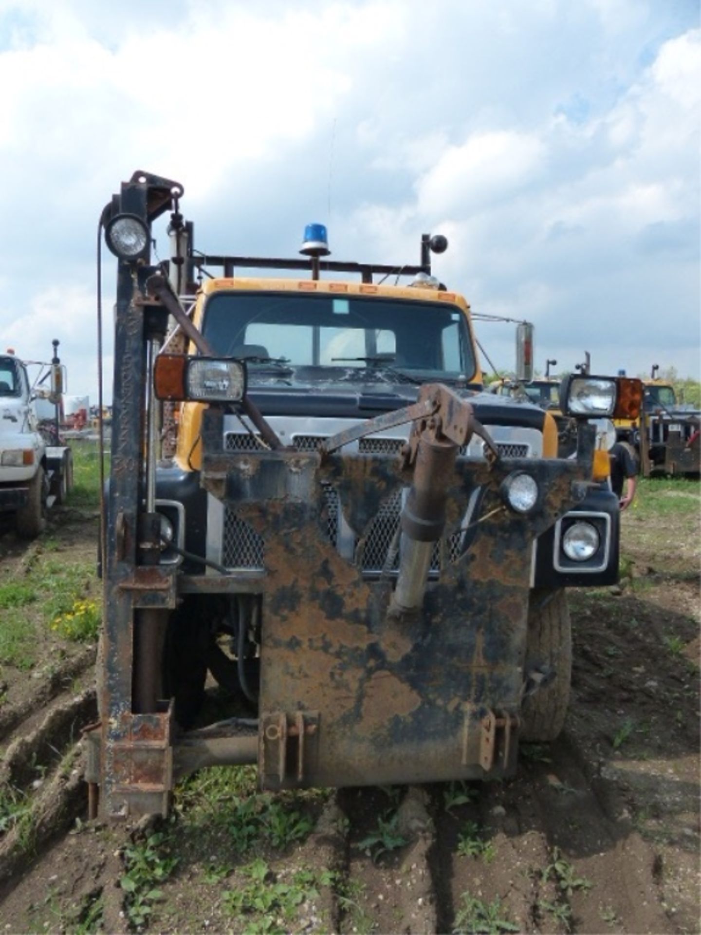 1993 IHC MODEL 2574 SINGLE AXLE SPREADER TRUCK - Image 9 of 19