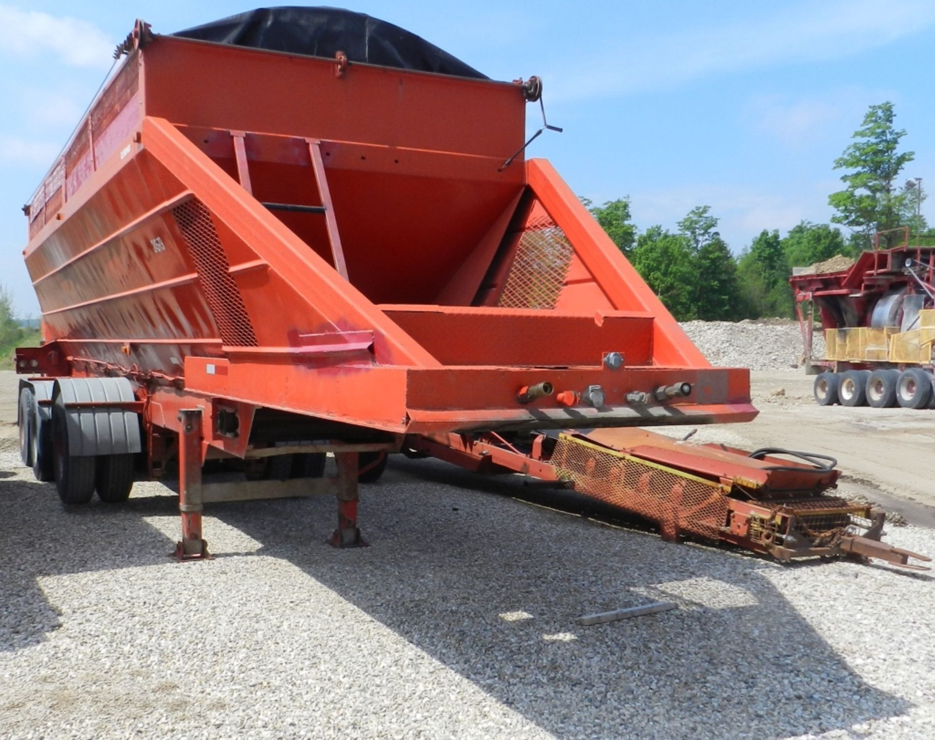 1979 TRI AXLE LIVE BOTTOM HOPPER TRAILER - Image 2 of 12