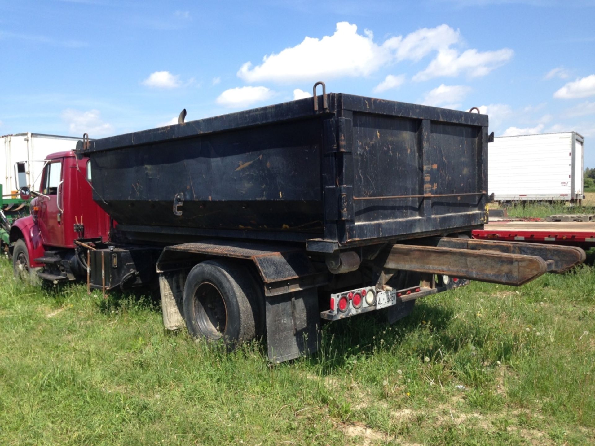 1994 IHC 4900 ROLL OFF TRUCK - Image 4 of 14