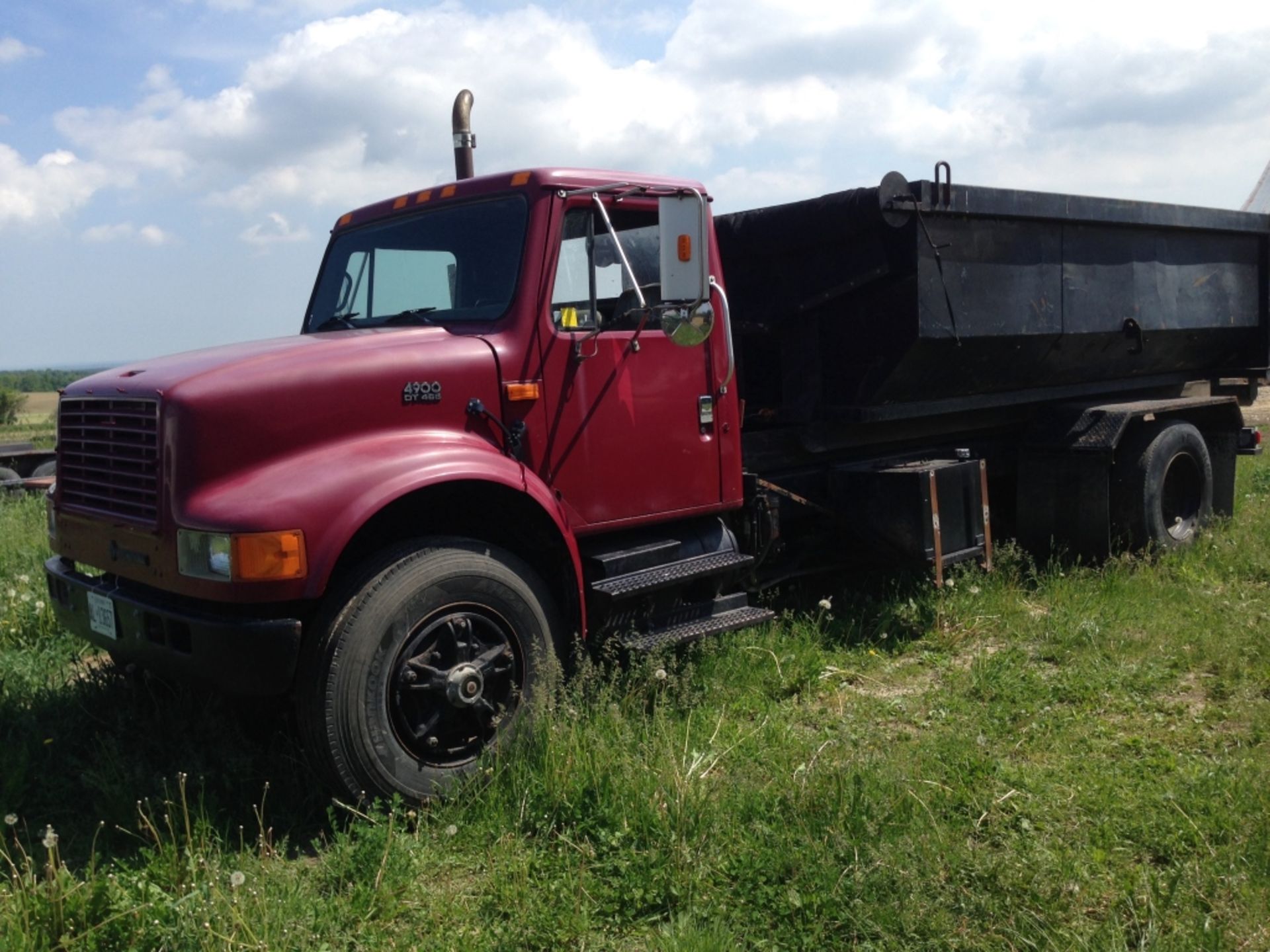 1994 IHC 4900 ROLL OFF TRUCK