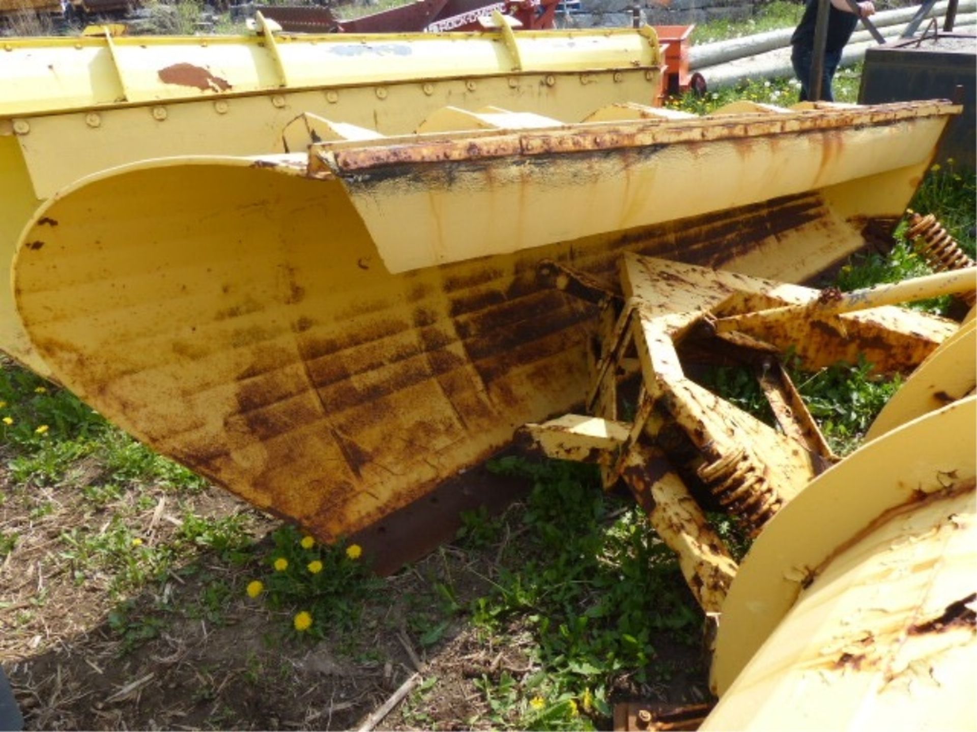 1993 IHC MODEL 2574 SINGLE AXLE SPREADER TRUCK - Image 14 of 19