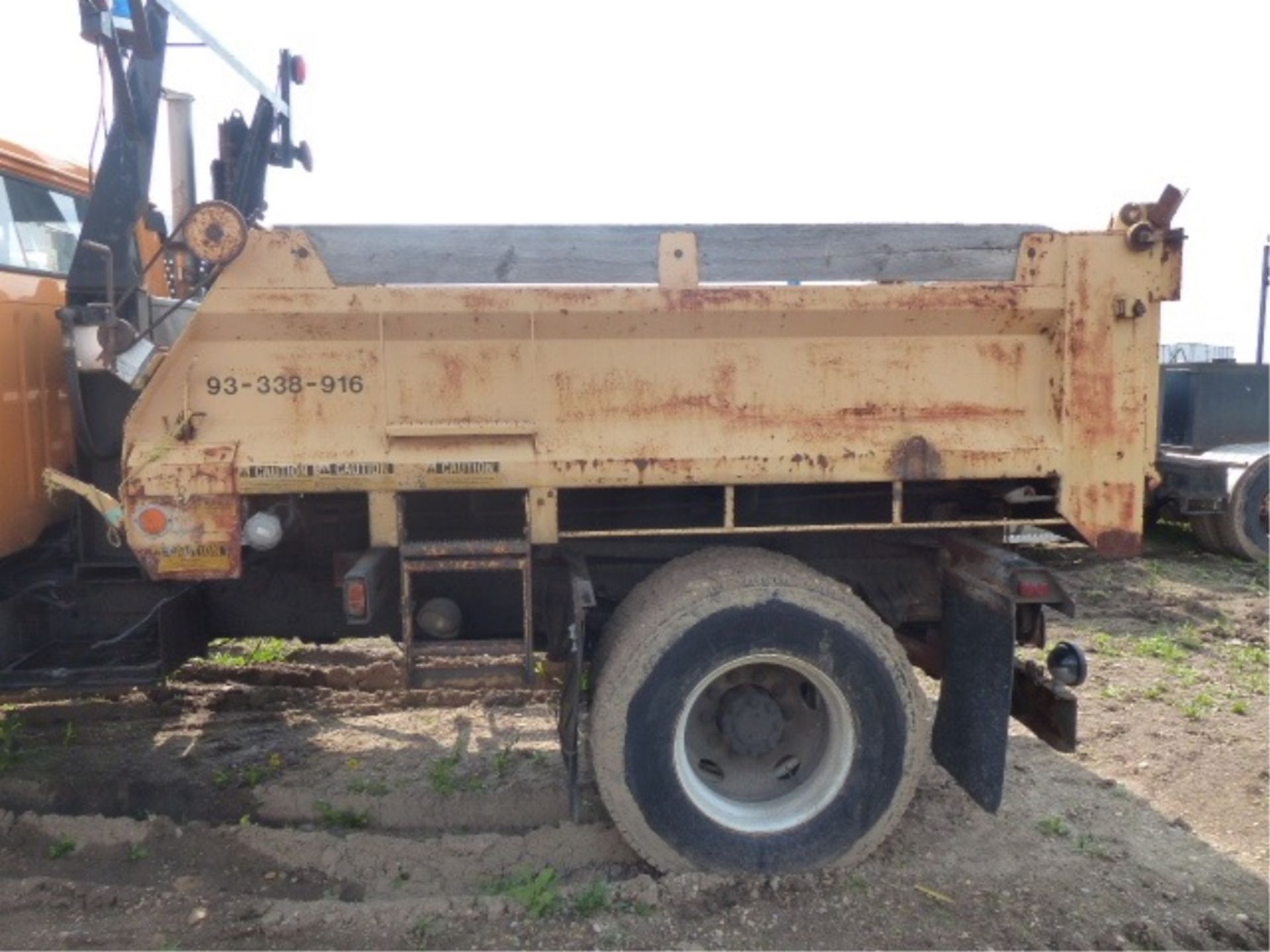 1993 IHC MODEL 2574 SINGLE AXLE SPREADER TRUCK - Image 4 of 19