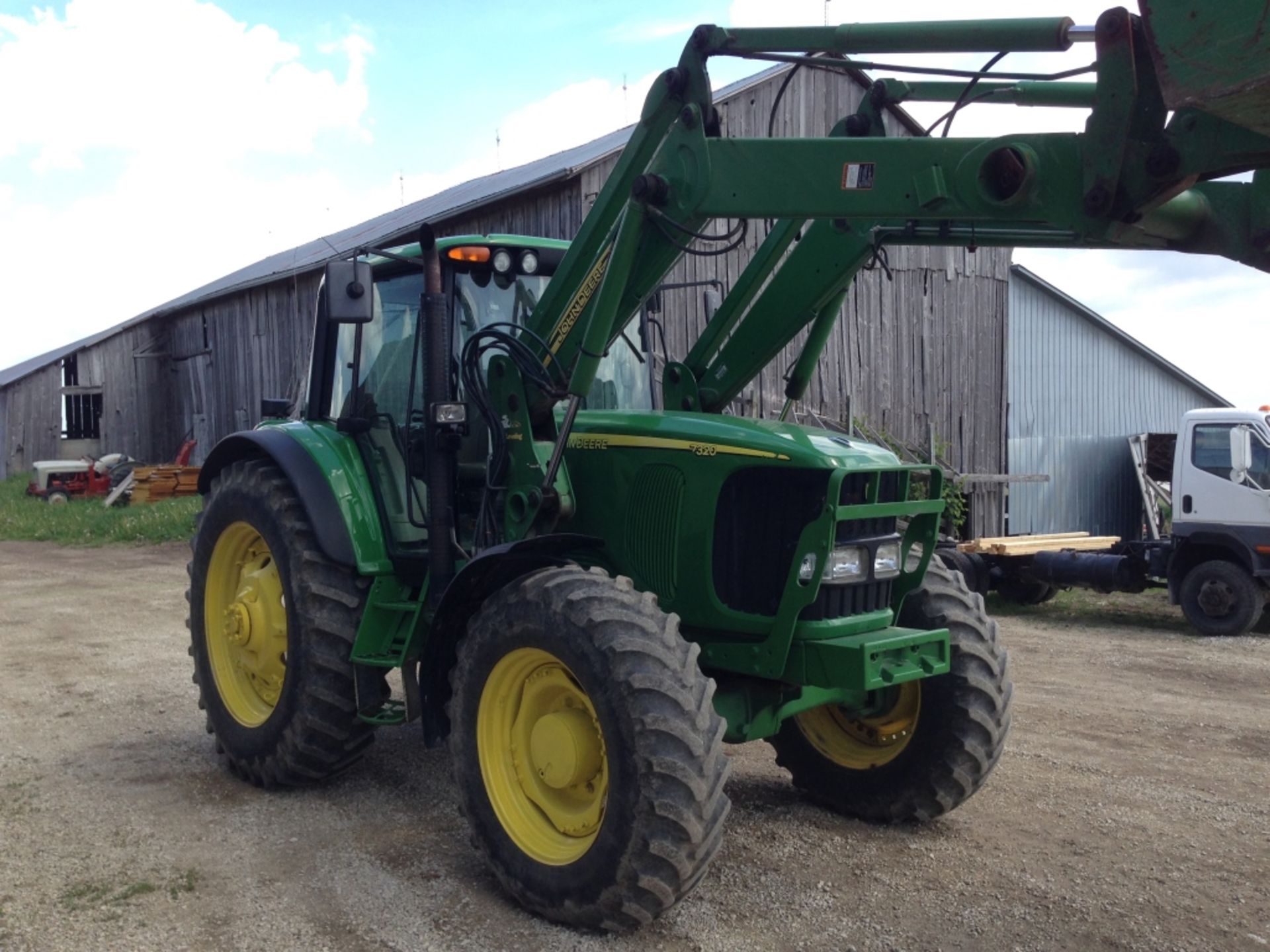 2004 JOHN DEERE 7320 MFWD W/741 S/L LOADER - Image 2 of 22