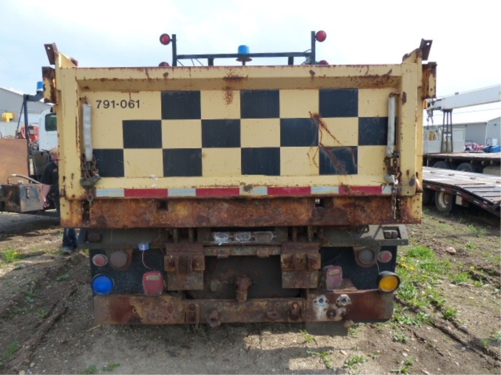 1993 IHC MODEL 2574 SINGLE AXLE SPREADER TRUCK - Image 3 of 19