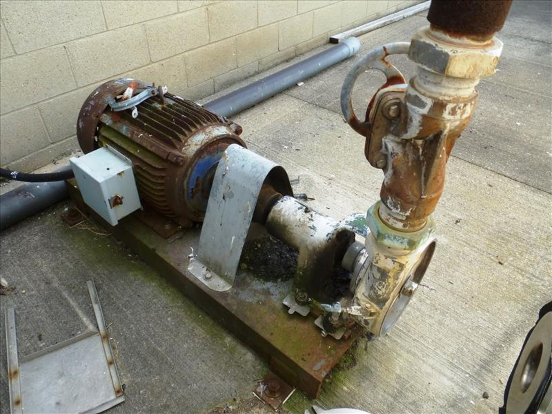 Delta Pioneer Forced Draft cooling tower (on roof) c/w plastic tank, blower & Tri-Clover s/s pump, - Image 6 of 6