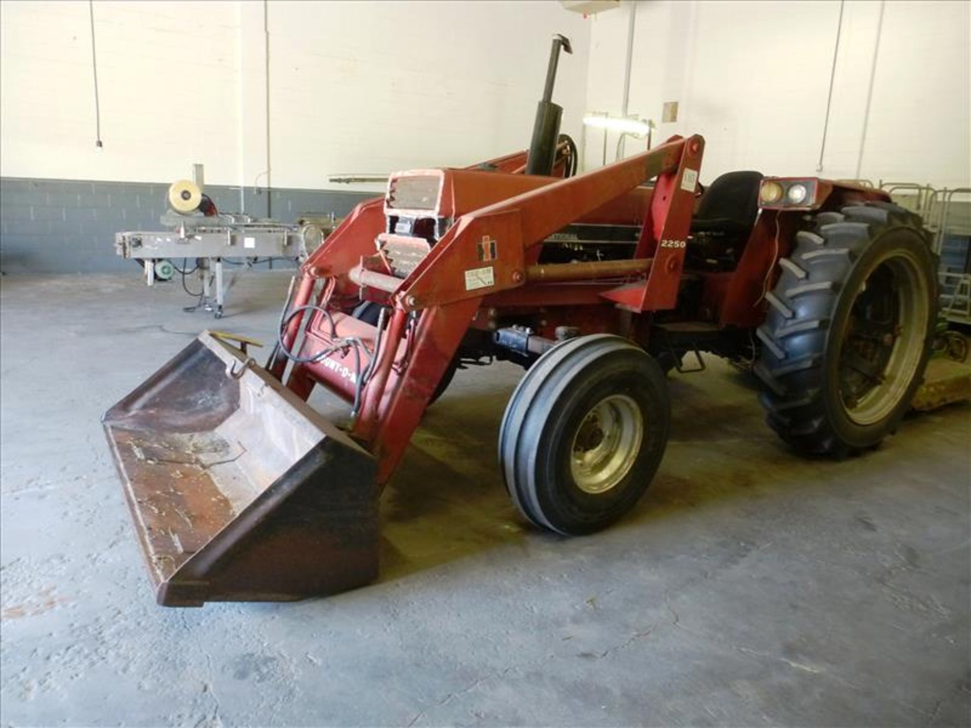 Case International diesel tractor, mod. 685, ser. no. 1860 16 0617 c/w Mount-O-Matic 2250 bucket,