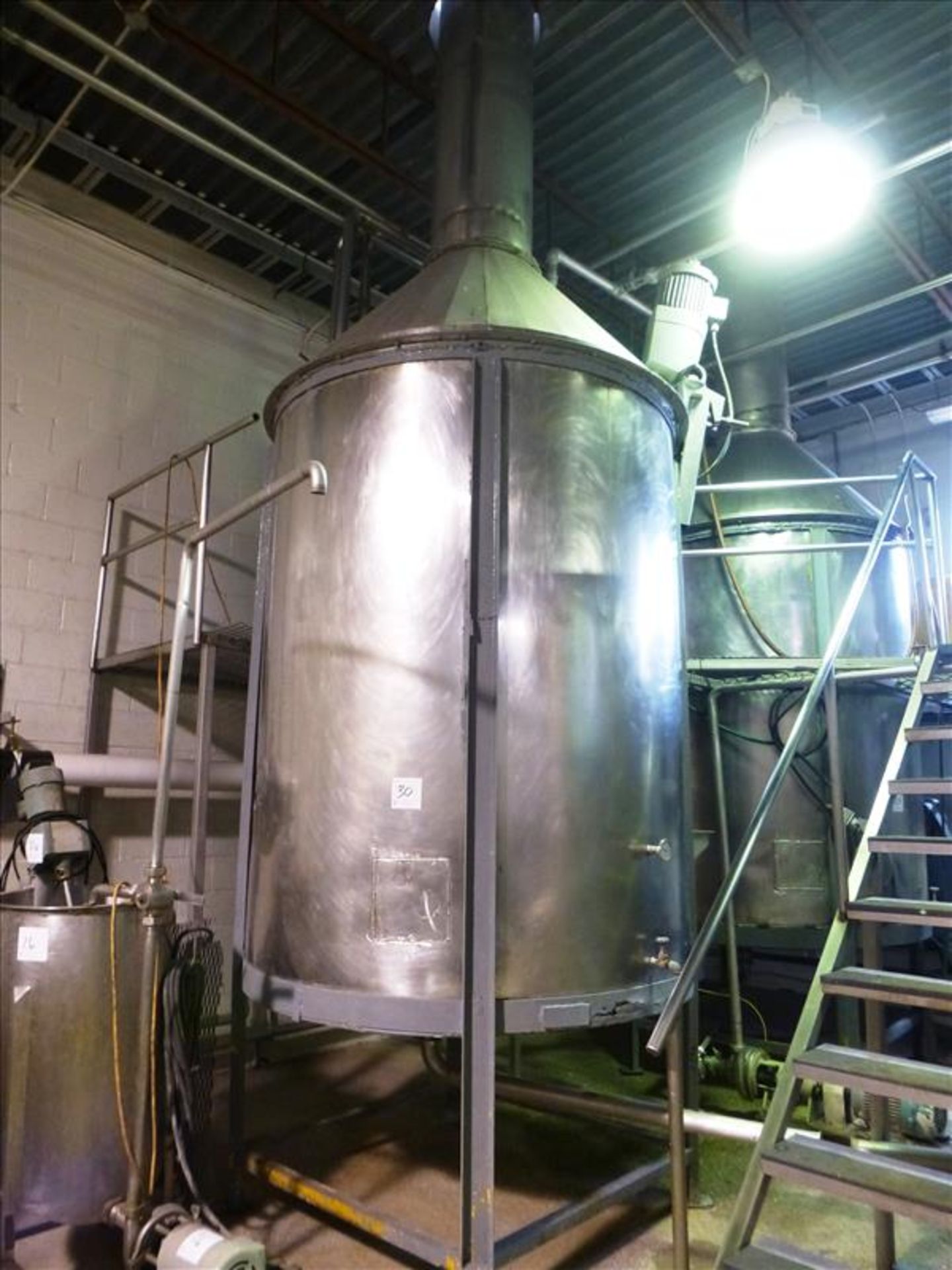 s/s vertical mix tank, approx. 72" diam. x 96" high straight side c/w Lightnin 3 h.p. edge-mounted