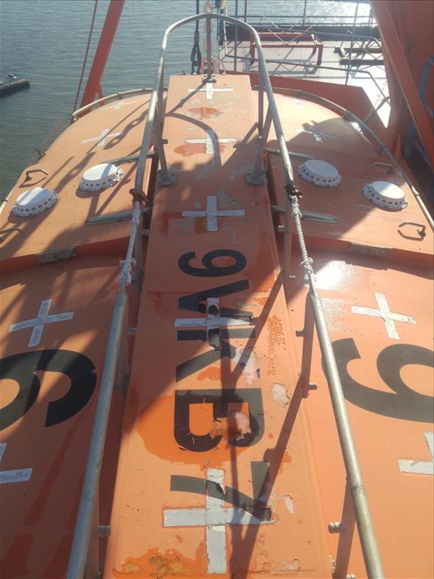 Harding 64 Person Lifeboat, No. of Pers.: 64, Material: G.R.P, L: 9.8, B: 3.3, D: 1.38, CUB: 33. - Image 10 of 17