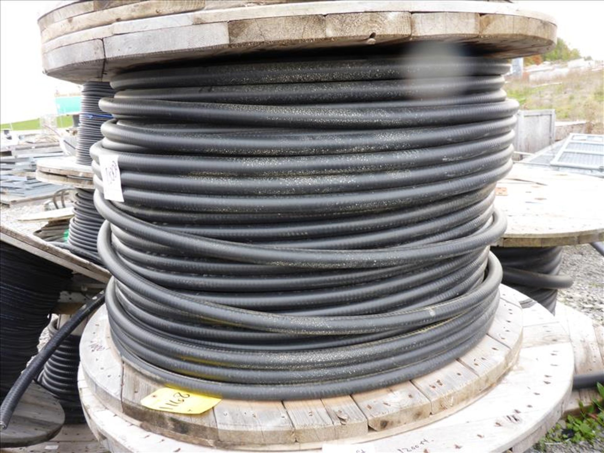 reel of electrical cable, approx.1000 ft., Belden 1229505 E135452-G VFD cable 4C6 shielded 600V