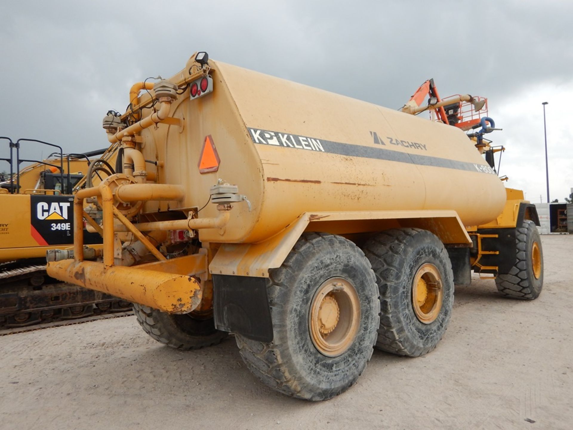 1999 Volvo Model A35C Off Highway Water Truck 13,345 Hours | CAB, A/C, WITH KLEIN 7,000 GAL TANK, - Image 2 of 8