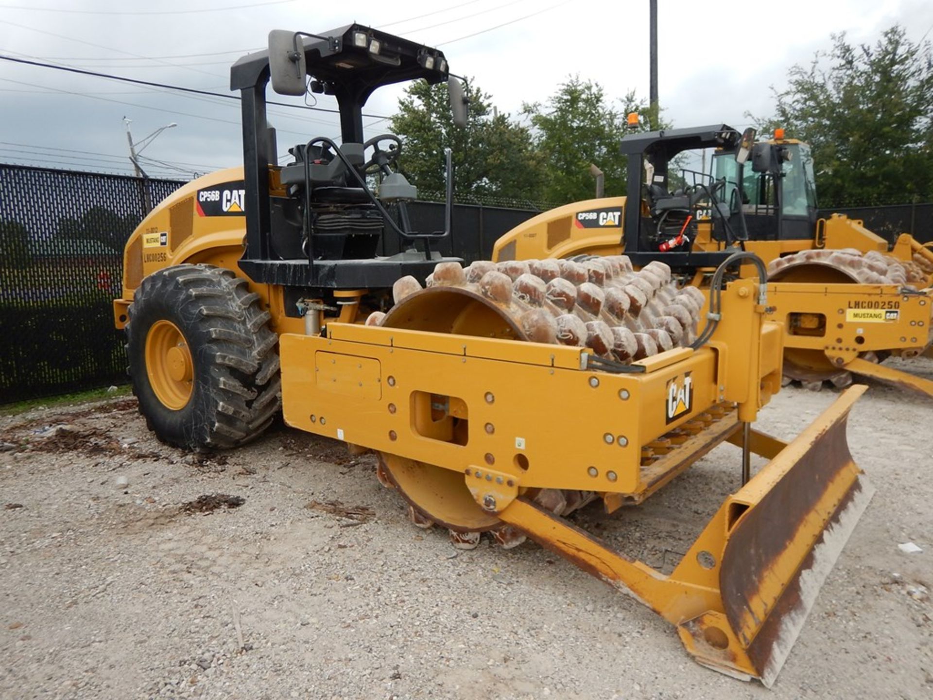 2013 Caterpillar Model CP56B Pad Foot Compactor 2,661 Hours | 84" PAD FOOT COMPACTOR, VIBRATORY DRUM - Image 4 of 10