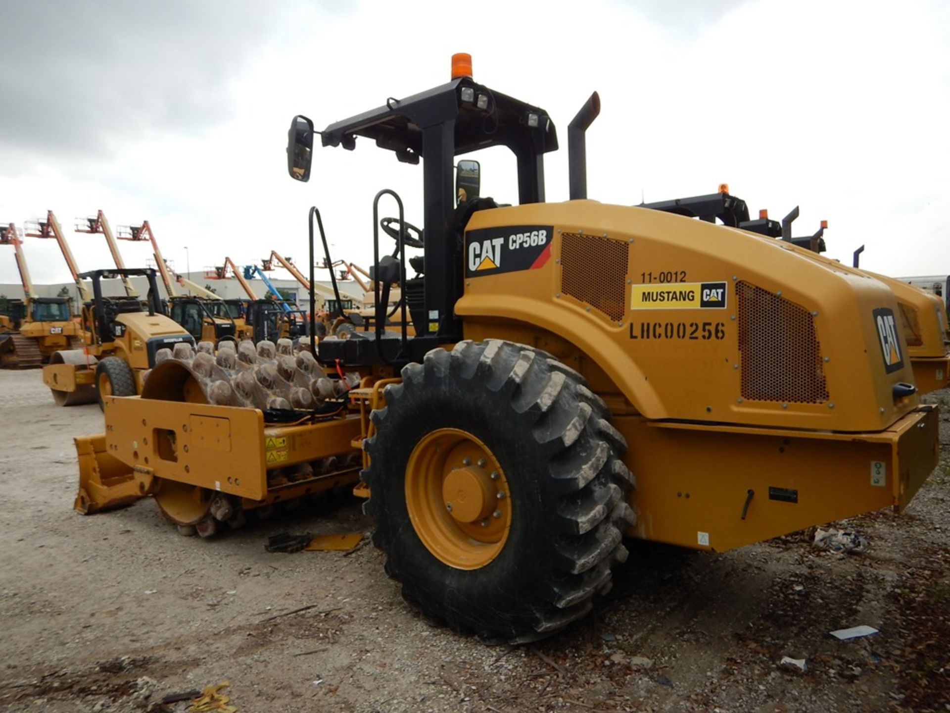 2013 Caterpillar Model CP56B Pad Foot Compactor 2,661 Hours | 84" PAD FOOT COMPACTOR, VIBRATORY DRUM - Image 2 of 10