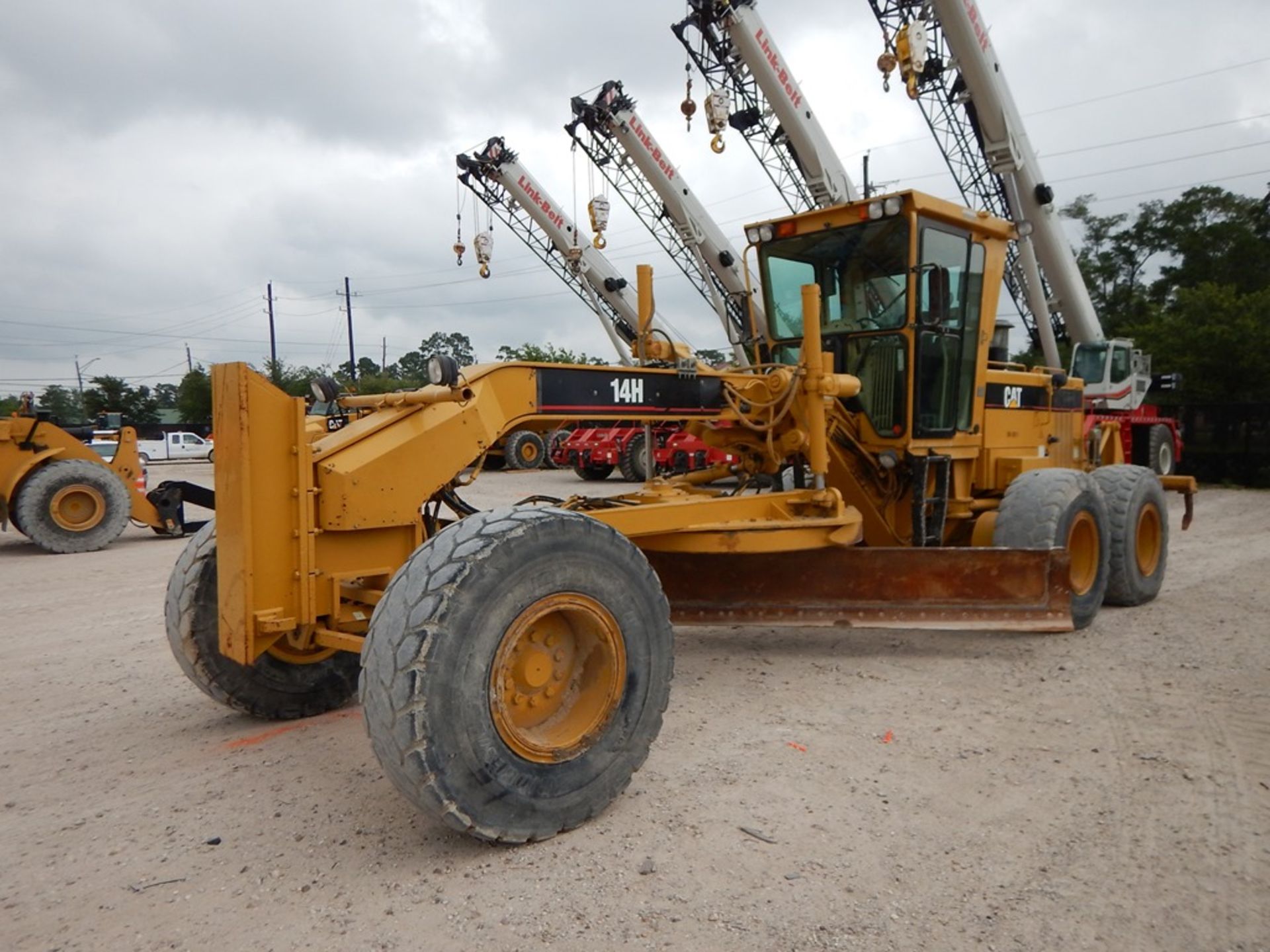 2001 Caterpillar Model 14H Motor Grader 15,711 Hours | CAB, A/C, PUSH BLOCK, 14' MOLD BOARD, CAT