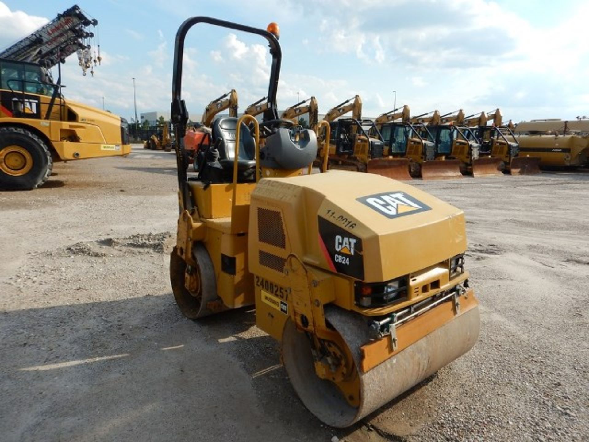 2013 Caterpillar Model CB24 Double Drum Compactor 586 Hours | 47" SMOOTH DOUBLE DRUM ROLLER, - Image 3 of 7