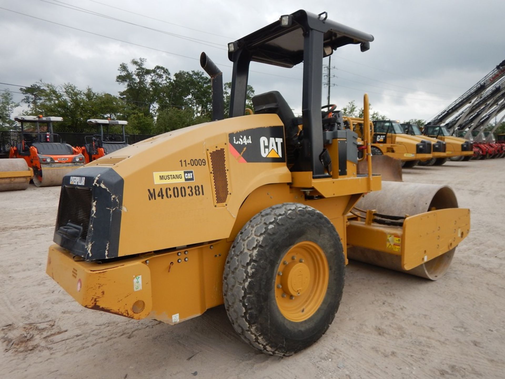 2012 Caterpillar Model CS44 Smooth Drum Compactor 958 Hours | 66" SMOOTH DRUM COMPACTOR, VIBRATORY - Image 3 of 11