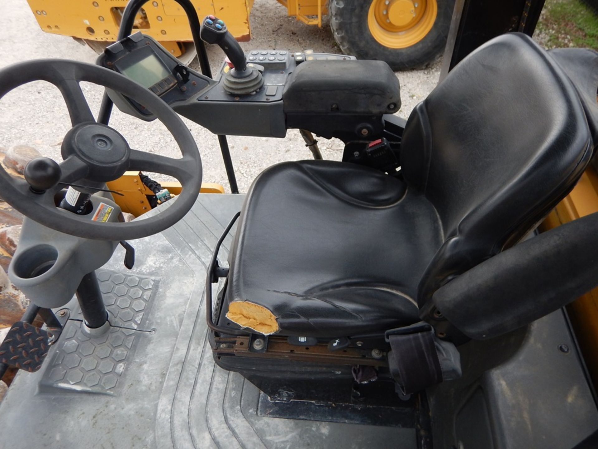 2013 Caterpillar Model CP56B Pad Foot Compactor 2,661 Hours | 84" PAD FOOT COMPACTOR, VIBRATORY DRUM - Image 5 of 10