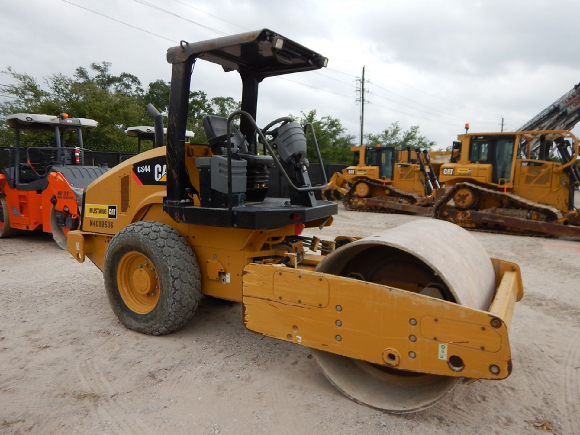 2013 Caterpillar Model CS44 Smooth Drum Compactor 1,523 Hours | 66" SMOOTH DRUM COMPACTOR, VIBRATORY - Image 4 of 13