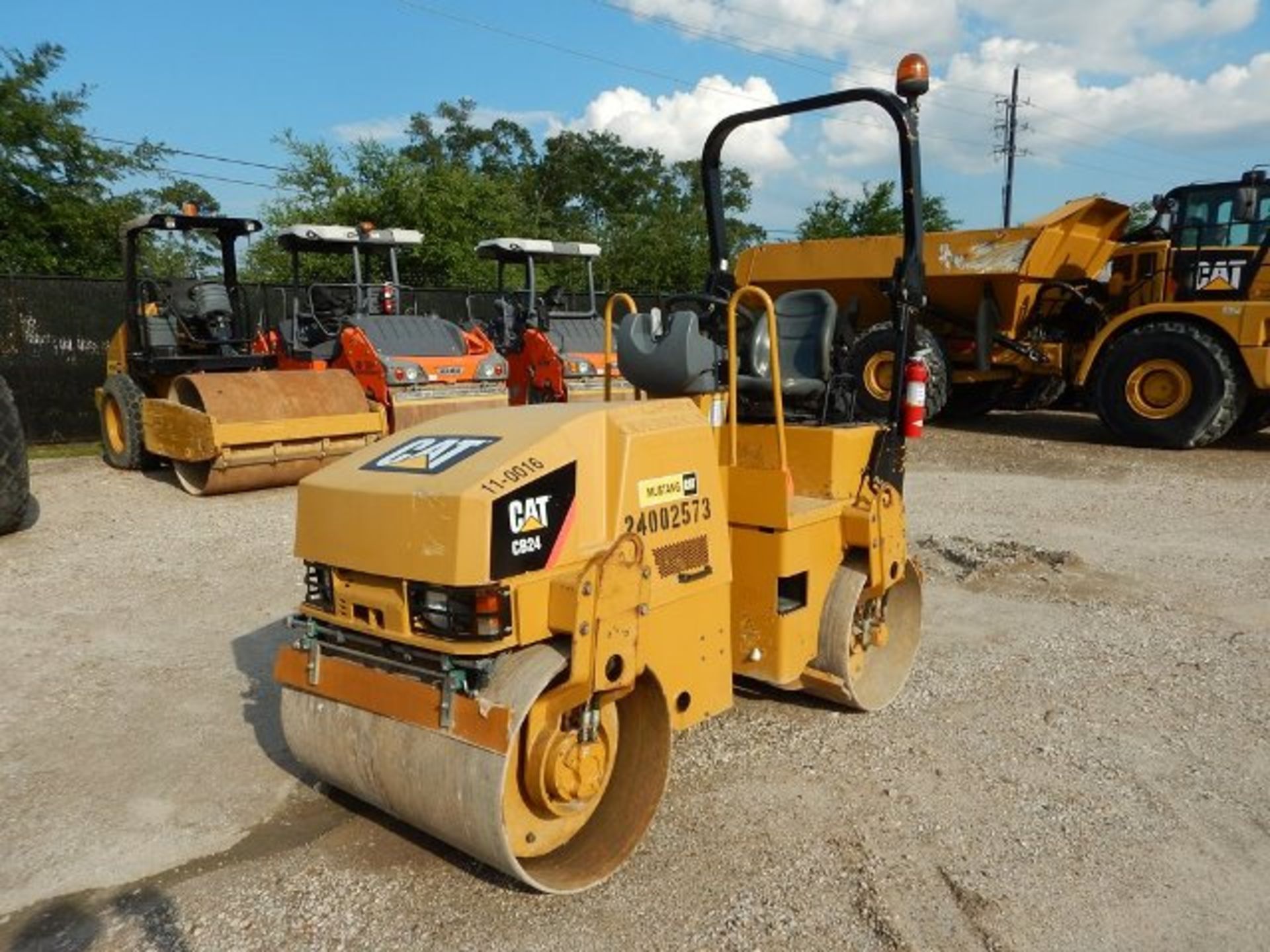 2013 Caterpillar Model CB24 Double Drum Compactor 586 Hours | 47" SMOOTH DOUBLE DRUM ROLLER, - Image 2 of 7