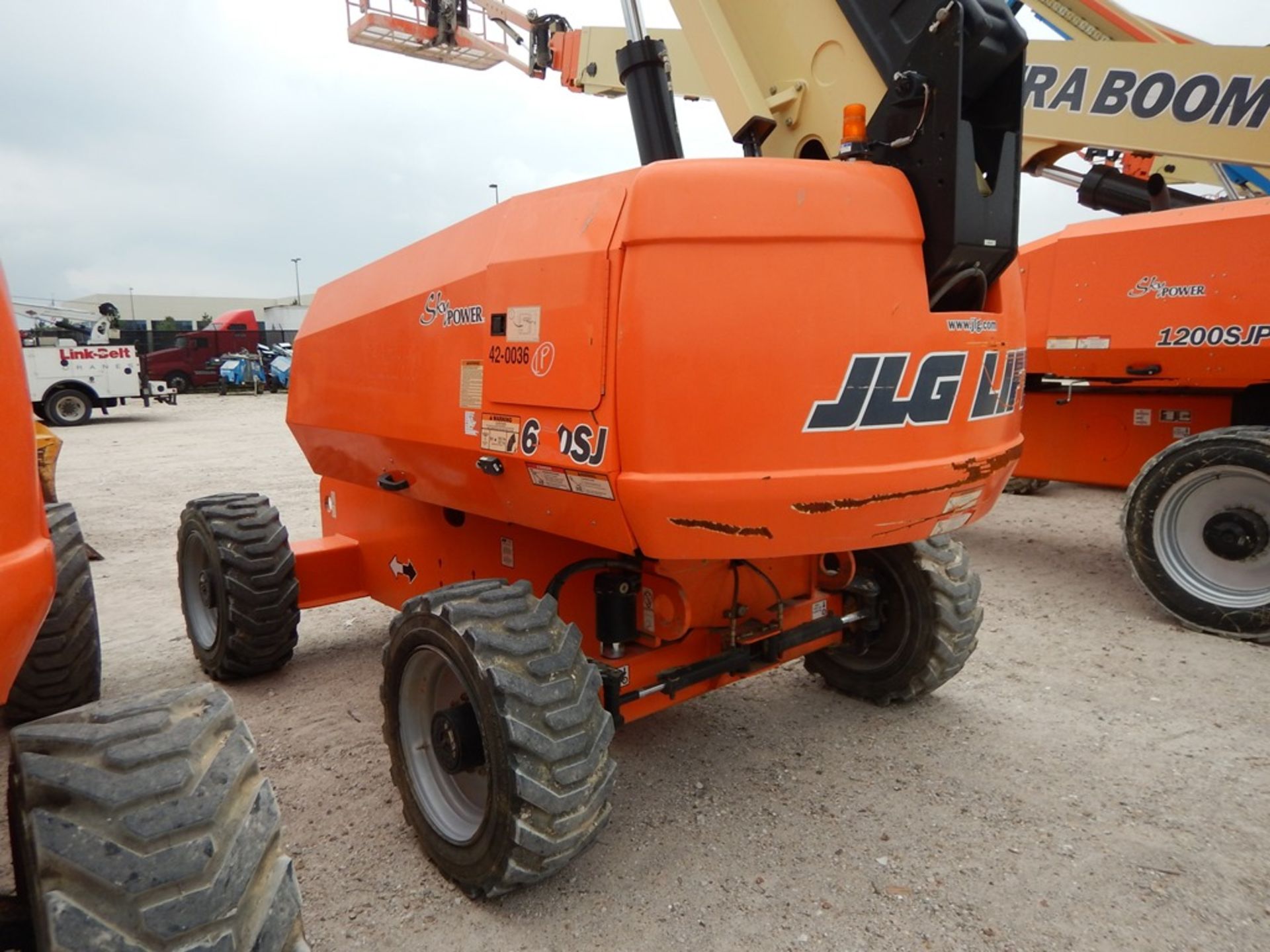 2014 JLG Model 660SJ Manlift 2,012 Hours | 66', 4WD, DIESEL ENGINE, 39X15-22.5 TIRE, VIN# 300184334 - Image 2 of 6