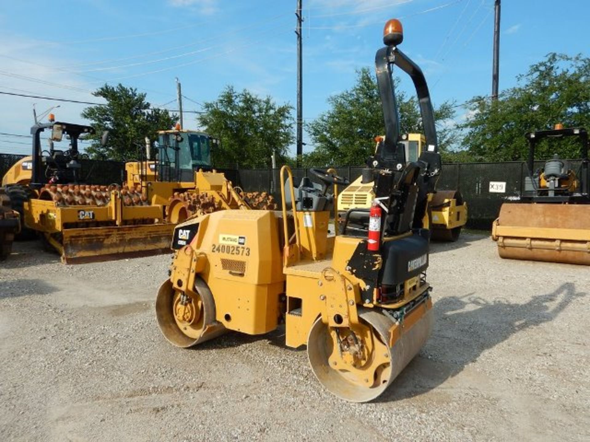 2013 Caterpillar Model CB24 Double Drum Compactor 586 Hours | 47" SMOOTH DOUBLE DRUM ROLLER,