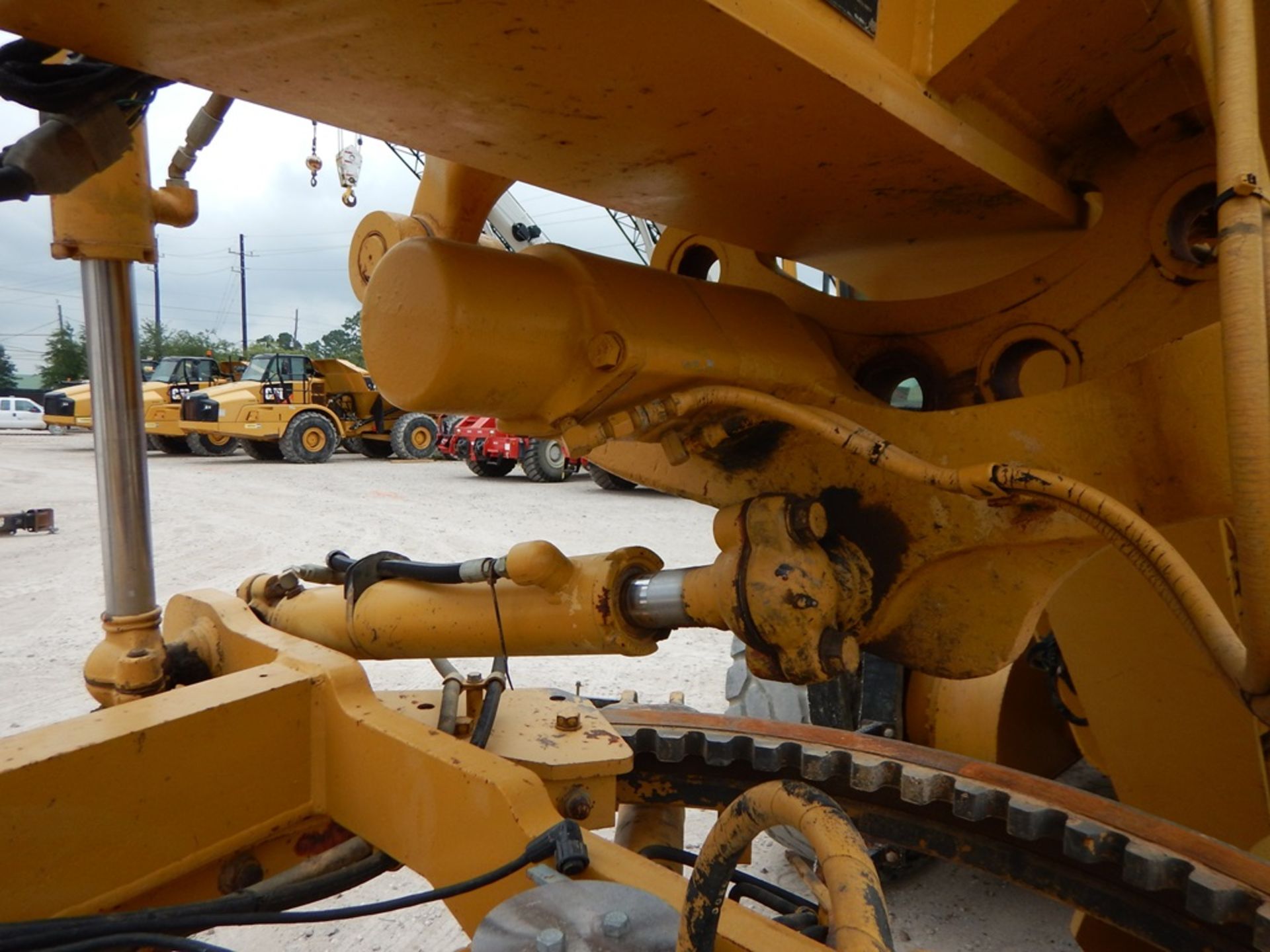 2001 Caterpillar Model 14H Motor Grader 15,711 Hours | CAB, A/C, PUSH BLOCK, 14' MOLD BOARD, CAT - Image 12 of 18